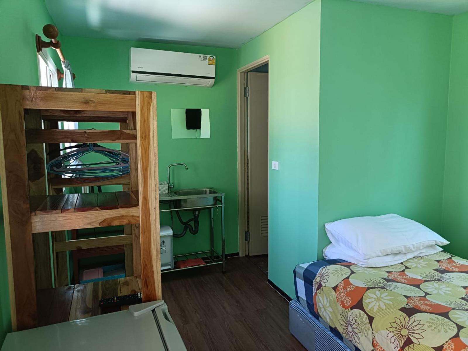 Chill Land House Hotel Pantai Bang Tao Bagian luar foto
